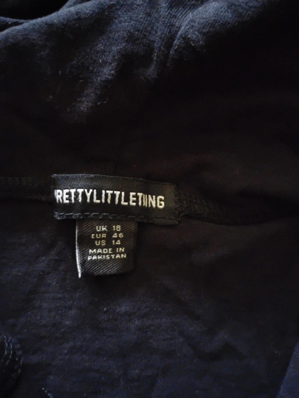 PrettyLittleThing Black Logo Tag Tee